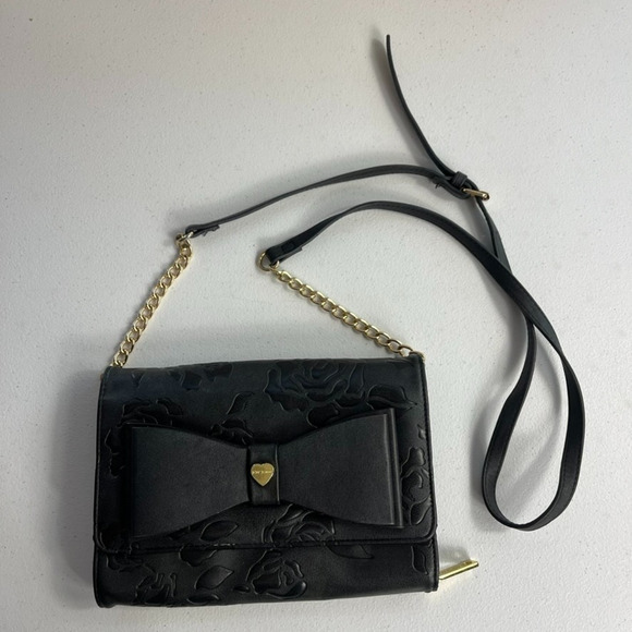 Betsey Johnson Purse Wallet Crossbody Black Patent Roses Gold Chain - Picture 1 of 6